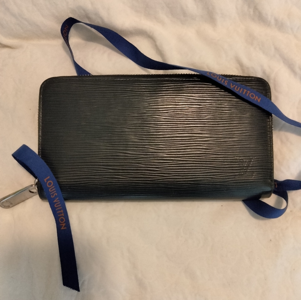 Louis Vuitton Epi zip around wallet